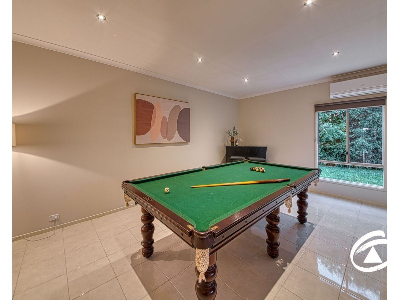 8 Lyrebird Avenue, Pakenham VIC 3810