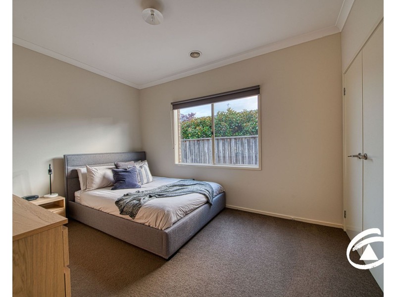 8 Lyrebird Avenue, Pakenham VIC 3810