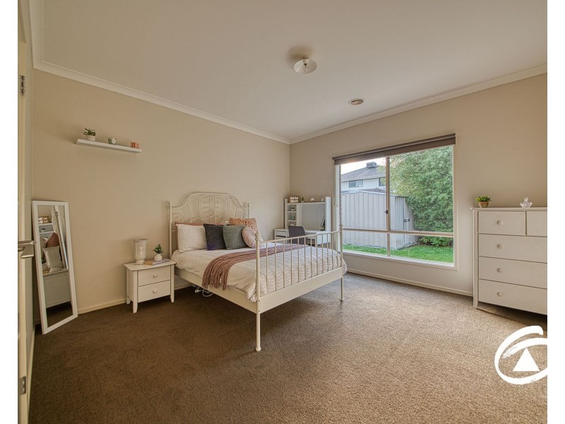 8 Lyrebird Avenue, Pakenham VIC 3810