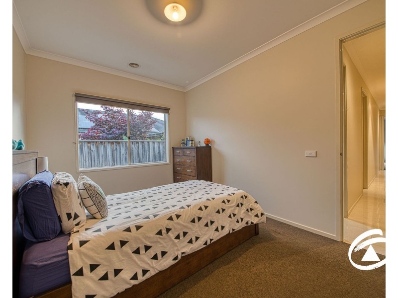 8 Lyrebird Avenue, Pakenham VIC 3810