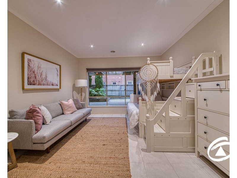 8 Lyrebird Avenue, Pakenham VIC 3810