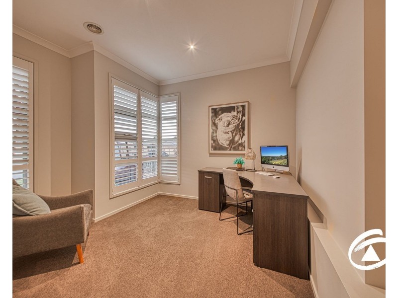 8 Lyrebird Avenue, Pakenham VIC 3810