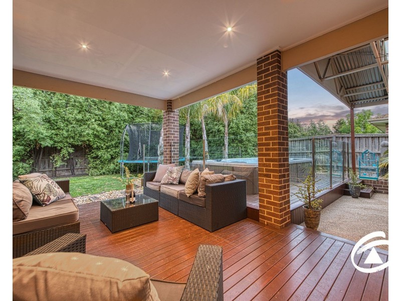 8 Lyrebird Avenue, Pakenham VIC 3810