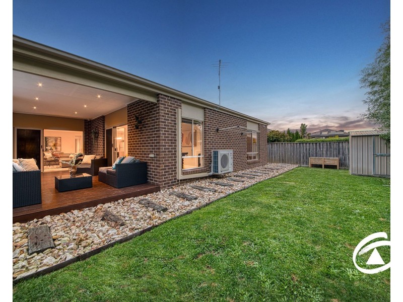 8 Lyrebird Avenue, Pakenham VIC 3810