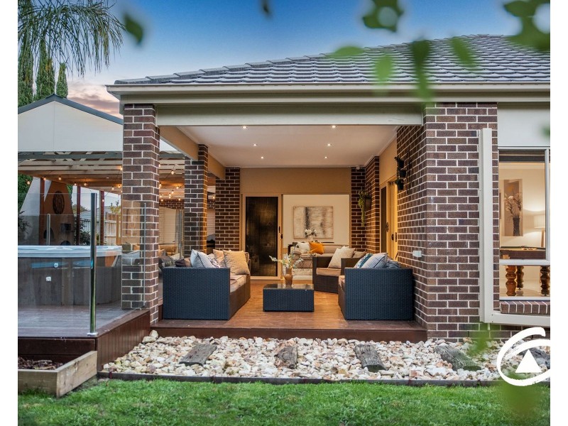 8 Lyrebird Avenue, Pakenham VIC 3810