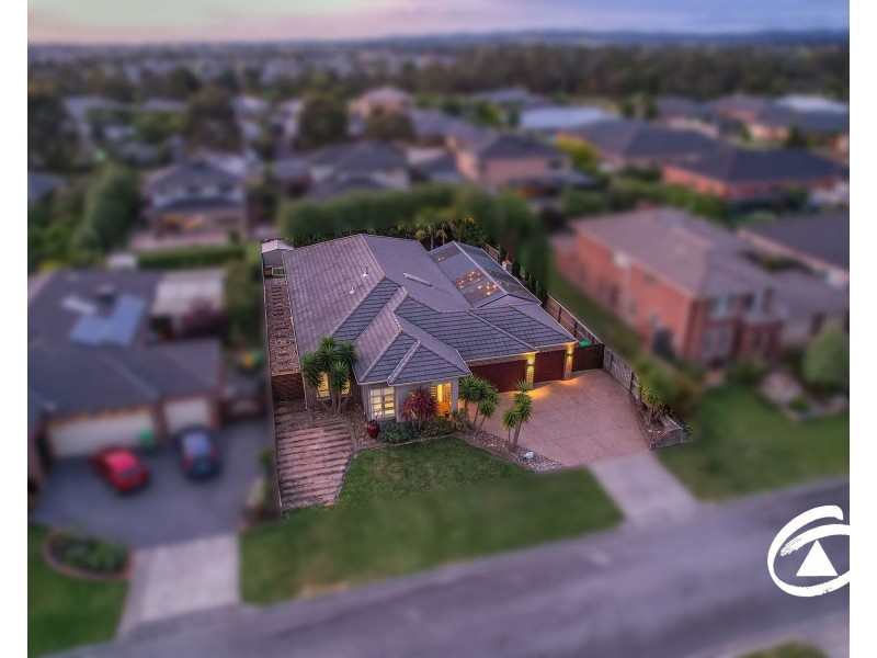 8 Lyrebird Avenue, Pakenham VIC 3810