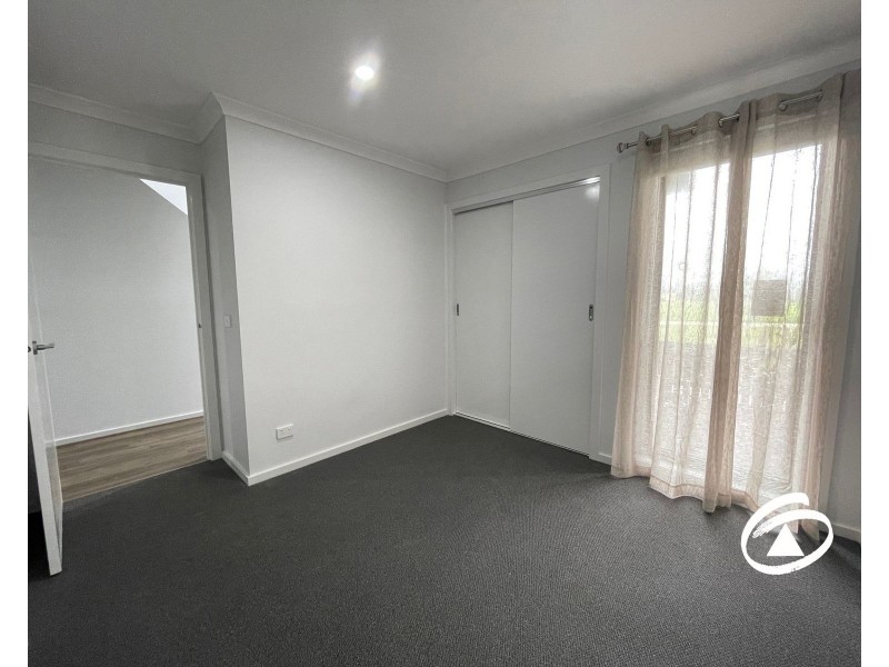 15 Guell Lane, Clyde North VIC 3978