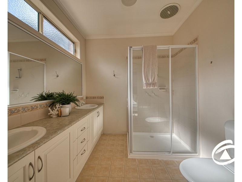 8 Carrick Place, Berwick VIC 3806