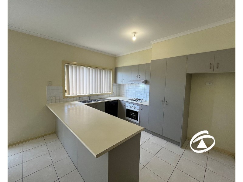 92 Oakgrove Drive, Narre Warren South VIC 3805