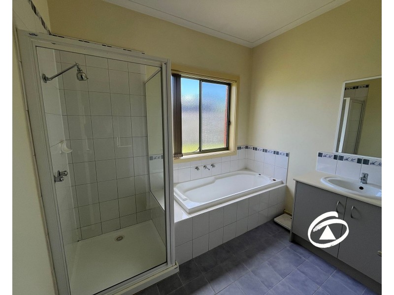 92 Oakgrove Drive, Narre Warren South VIC 3805