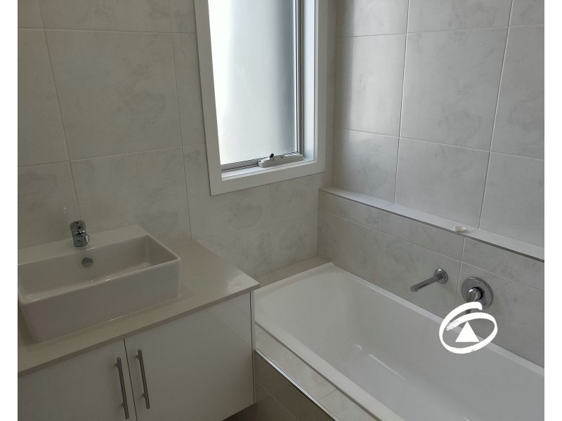 4 Ascot Park Drive, Pakenham VIC 3810