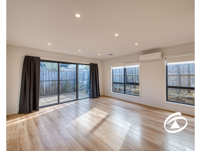 6 Anvil Way, Clyde North VIC 3978