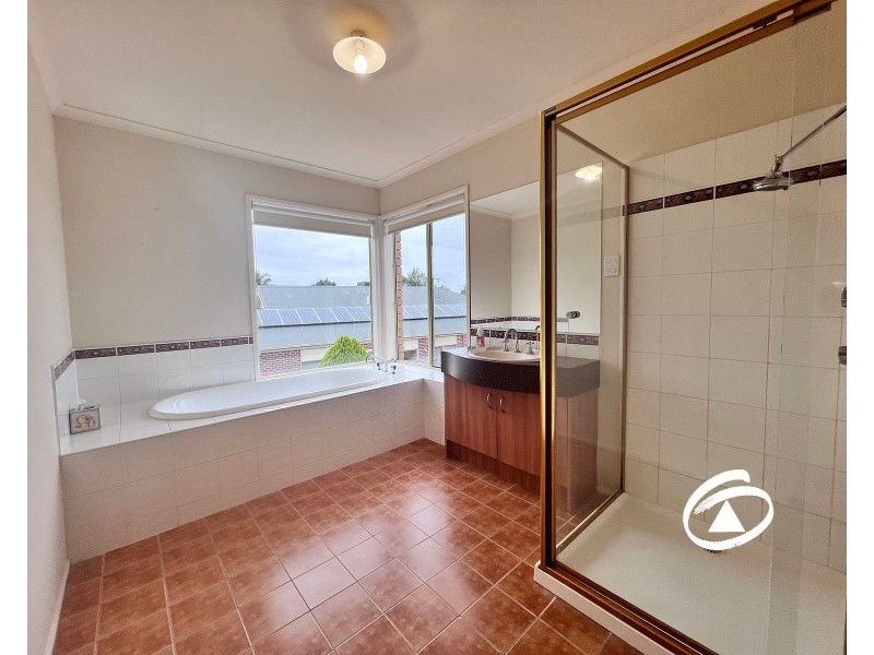 8 Tuileries Rise, Narre Warren South VIC 3805