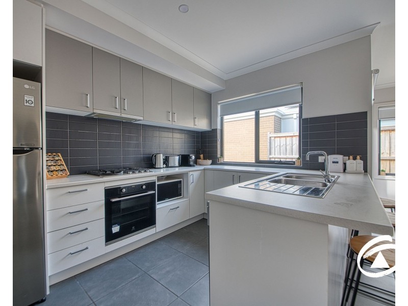 10 Precinct Walk, Clyde North VIC 3978