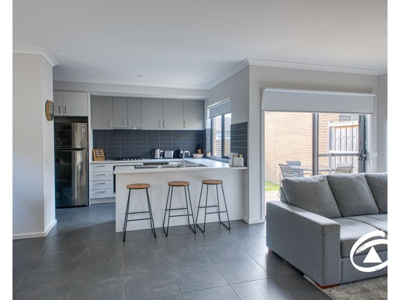 10 Precinct Walk, Clyde North VIC 3978