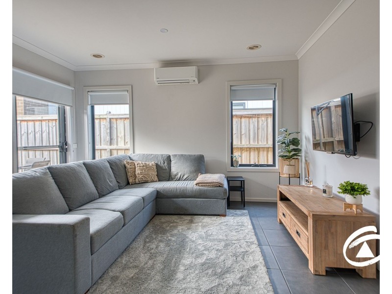 10 Precinct Walk, Clyde North VIC 3978