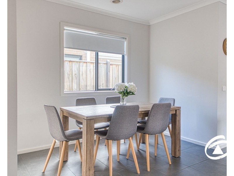 10 Precinct Walk, Clyde North VIC 3978