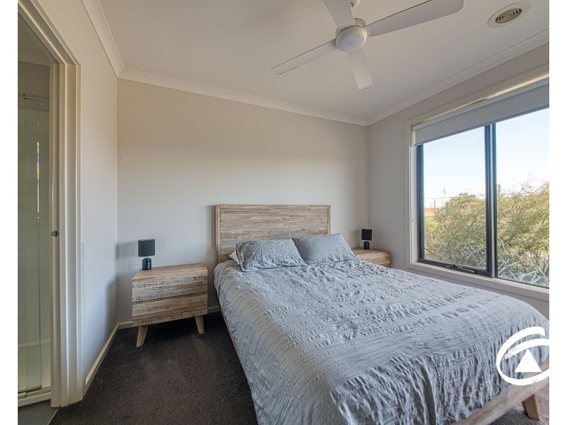 10 Precinct Walk, Clyde North VIC 3978