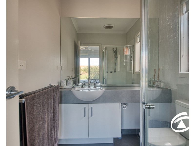 10 Precinct Walk, Clyde North VIC 3978