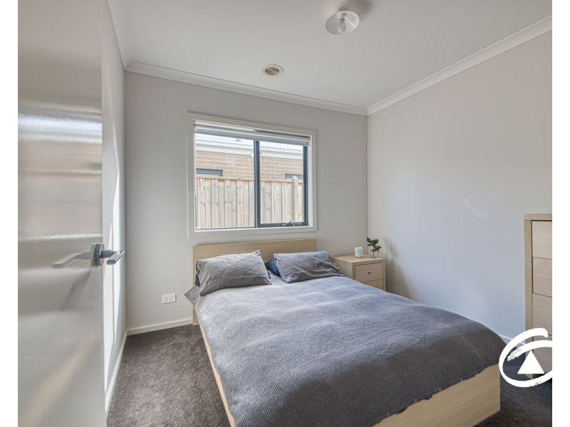 10 Precinct Walk, Clyde North VIC 3978