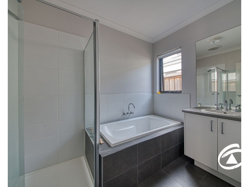 10 Precinct Walk, Clyde North VIC 3978