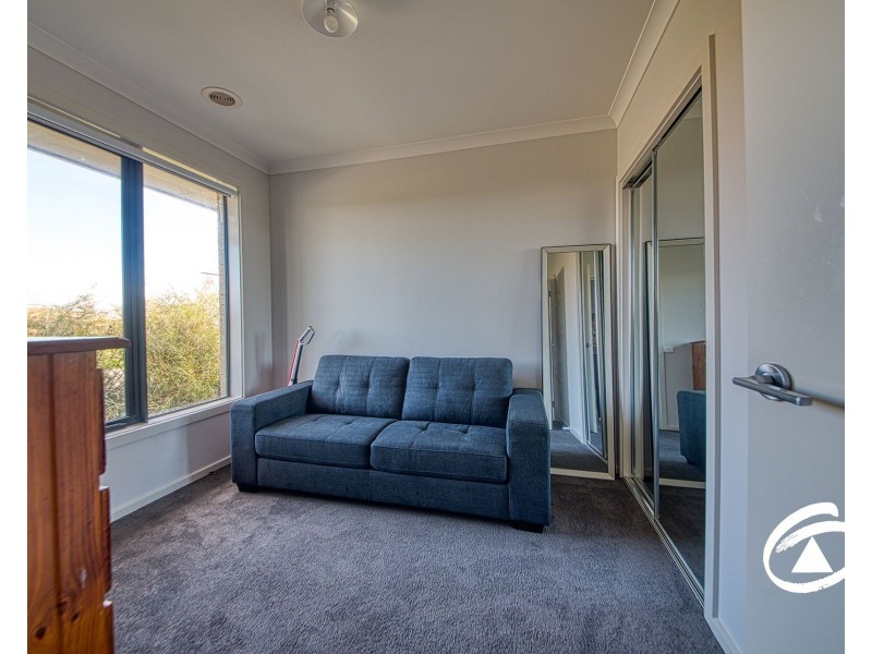 10 Precinct Walk, Clyde North VIC 3978