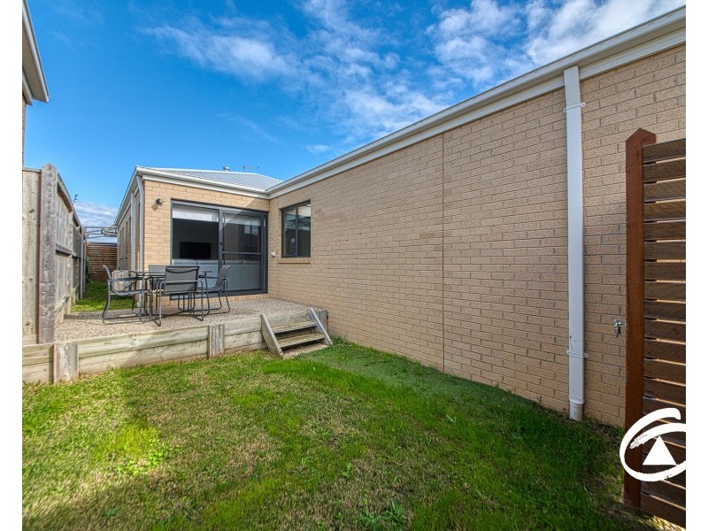 10 Precinct Walk, Clyde North VIC 3978