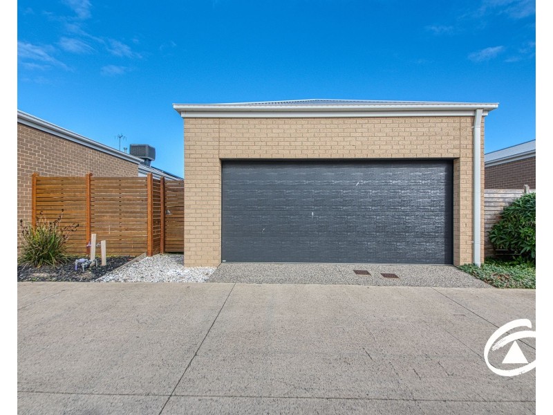 10 Precinct Walk, Clyde North VIC 3978