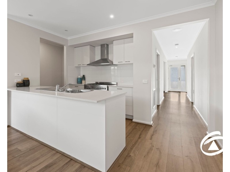 9 Lucinda Lane, Cranbourne North VIC 3977