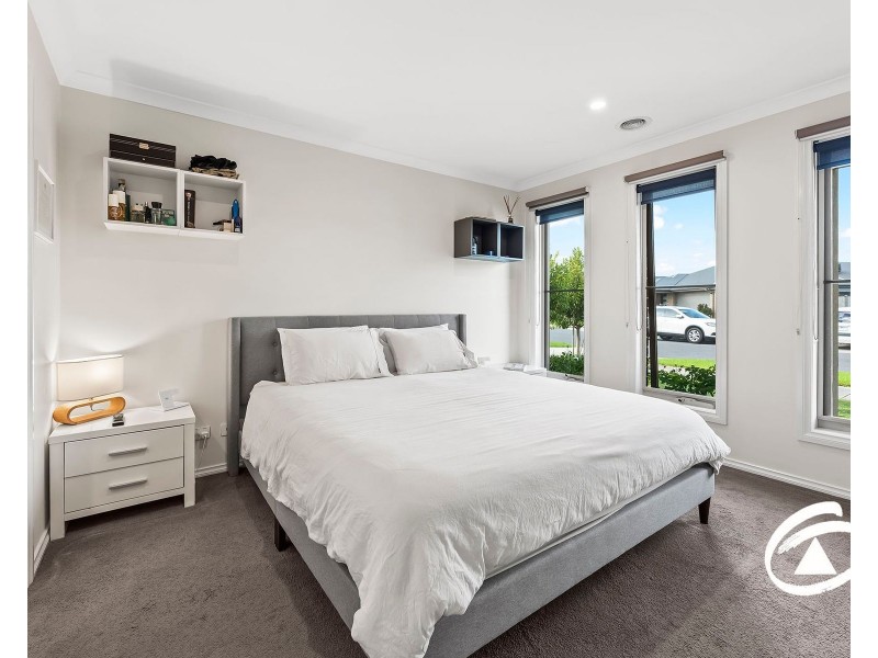 32 Speargrass Close, Clyde North VIC 3978