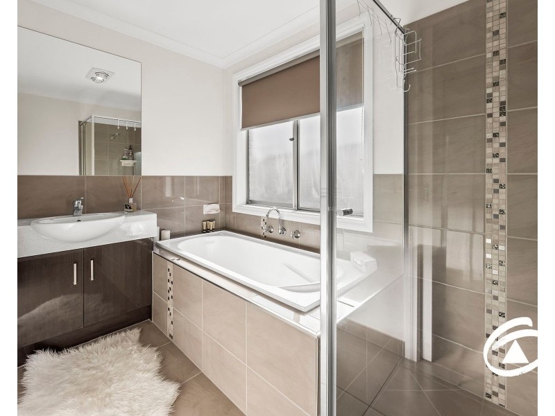 32 Speargrass Close, Clyde North VIC 3978