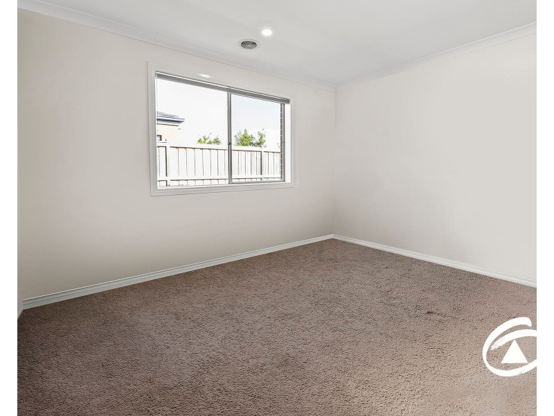 32 Speargrass Close, Clyde North VIC 3978