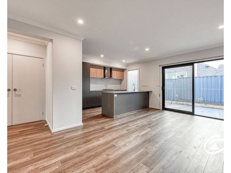 16 Borthwick Parade, Clyde North VIC 3978