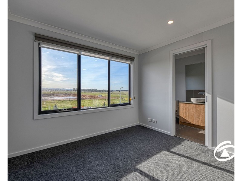 16 Borthwick Parade, Clyde North VIC 3978