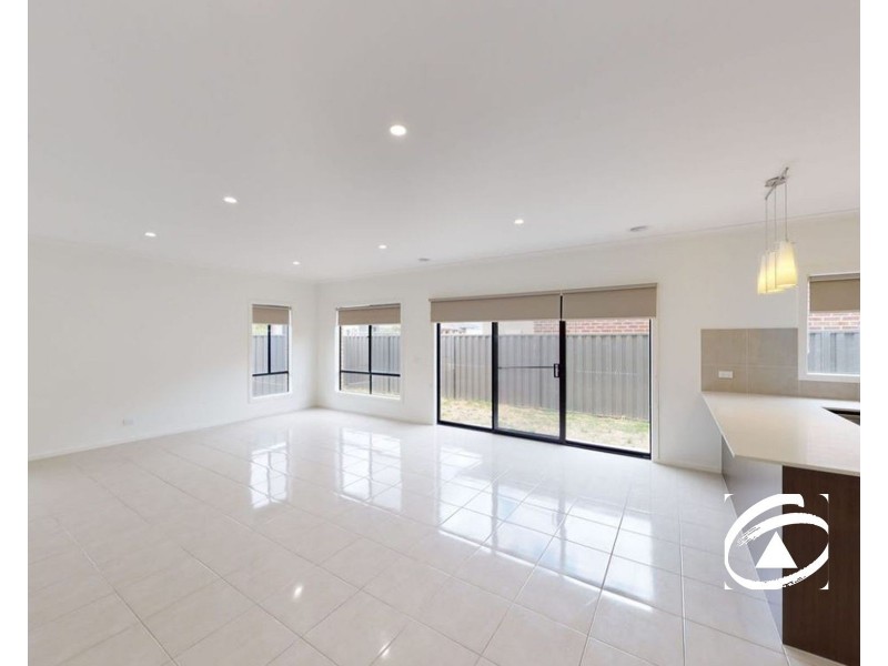 16 Amesbury Way, Clyde North VIC 3978