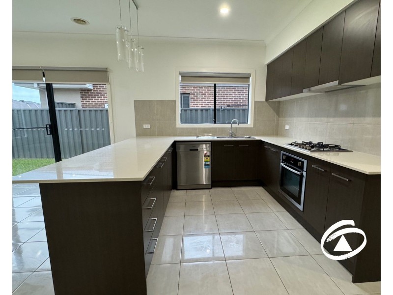 16 Amesbury Way, Clyde North VIC 3978