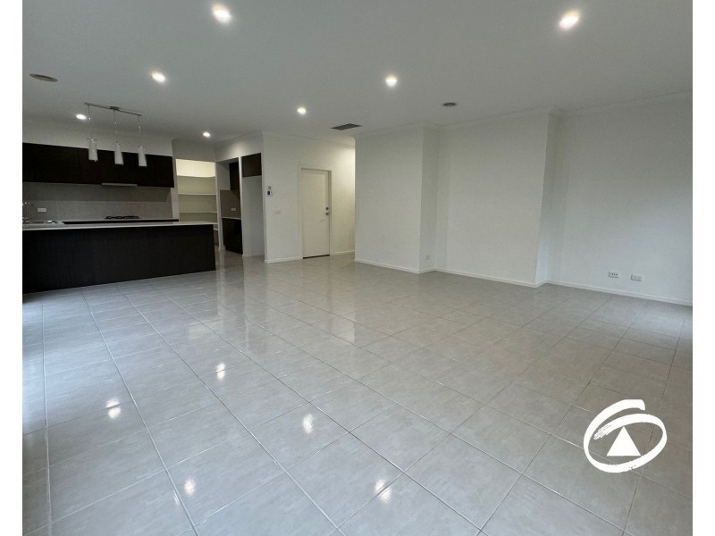 16 Amesbury Way, Clyde North VIC 3978