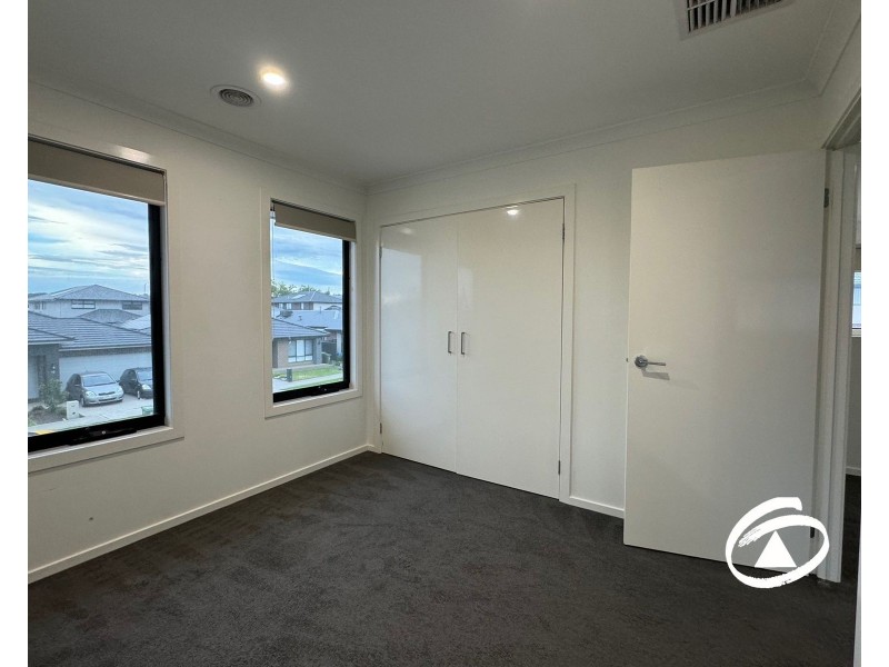 16 Amesbury Way, Clyde North VIC 3978