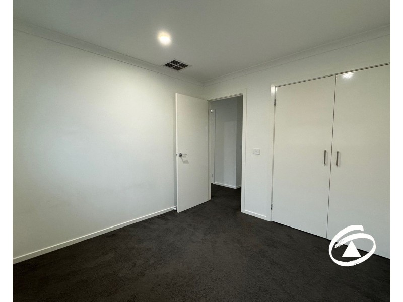 16 Amesbury Way, Clyde North VIC 3978