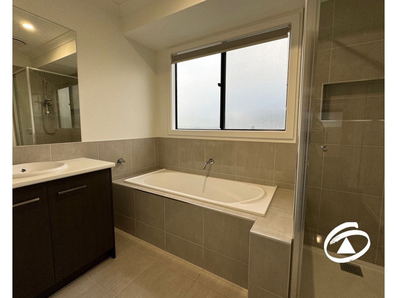 16 Amesbury Way, Clyde North VIC 3978