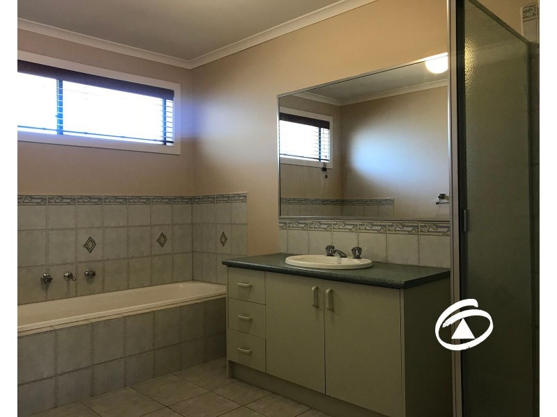 17 Stradbroke Close, Berwick VIC 3806