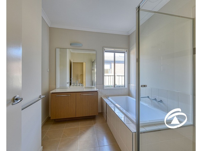 31 Nature Circuit, Cranbourne North VIC 3977