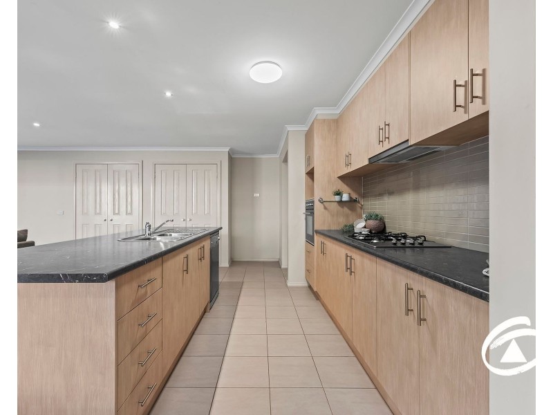 7 Howe Way, Cranbourne East VIC 3977