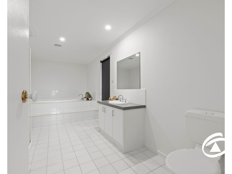 18 Jessica Drive, Hampton Park VIC 3976