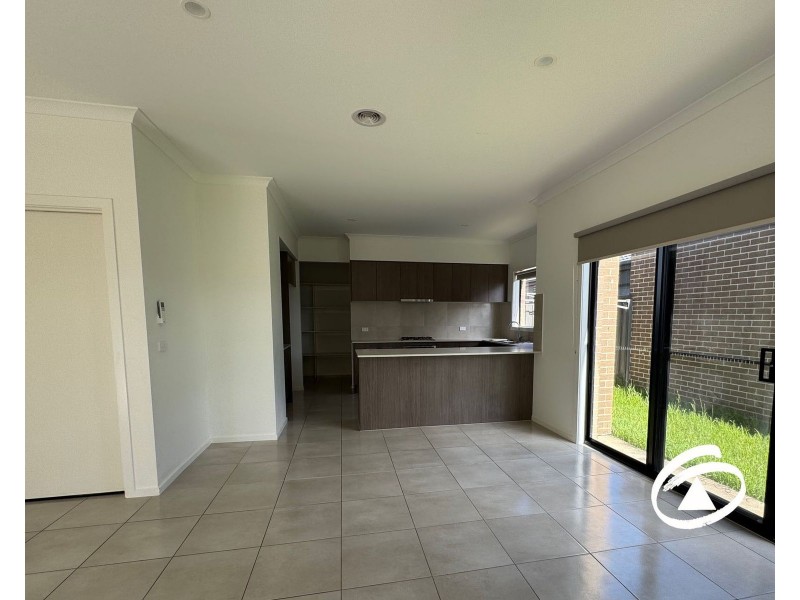 28 Amesbury Way, Clyde North VIC 3978
