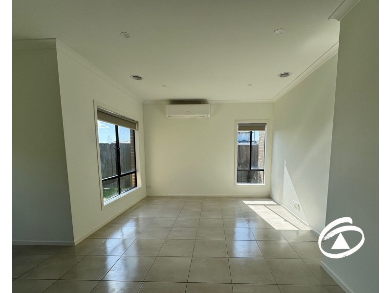 28 Amesbury Way, Clyde North VIC 3978