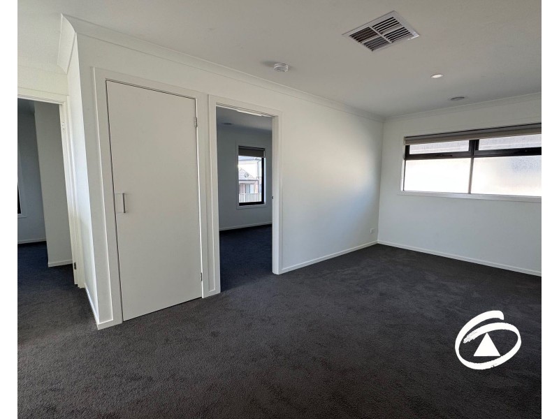 28 Amesbury Way, Clyde North VIC 3978