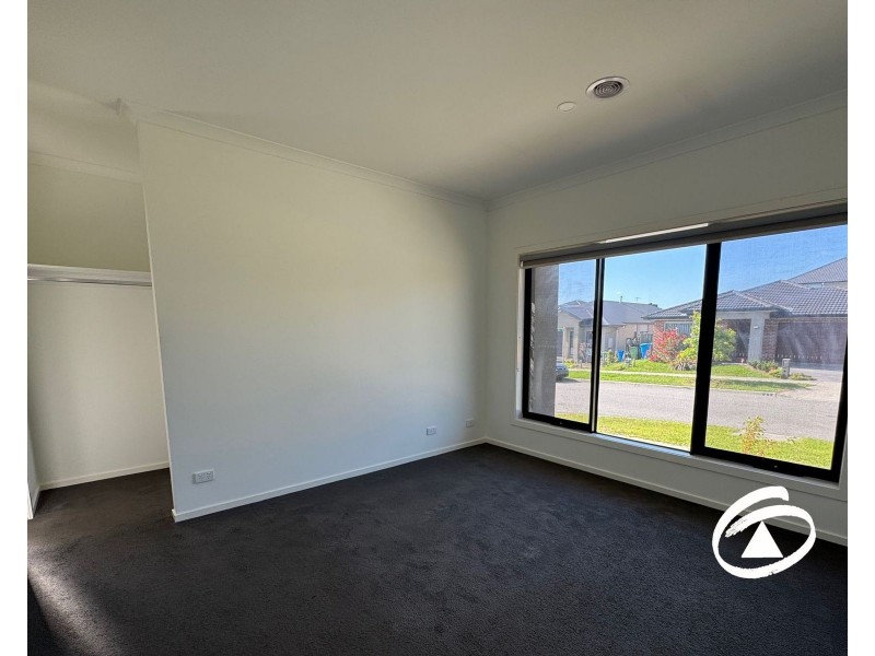 28 Amesbury Way, Clyde North VIC 3978
