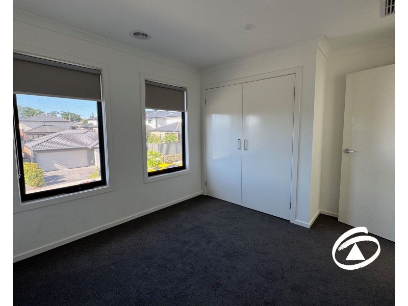 28 Amesbury Way, Clyde North VIC 3978