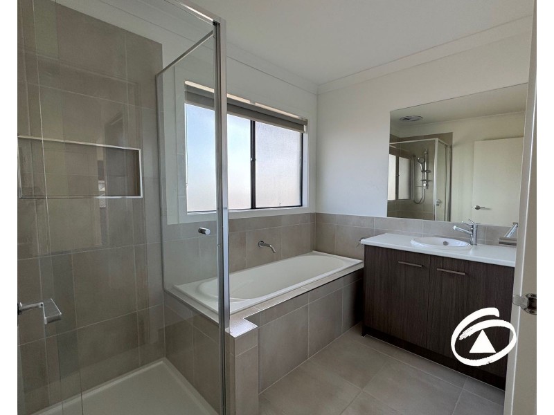 28 Amesbury Way, Clyde North VIC 3978